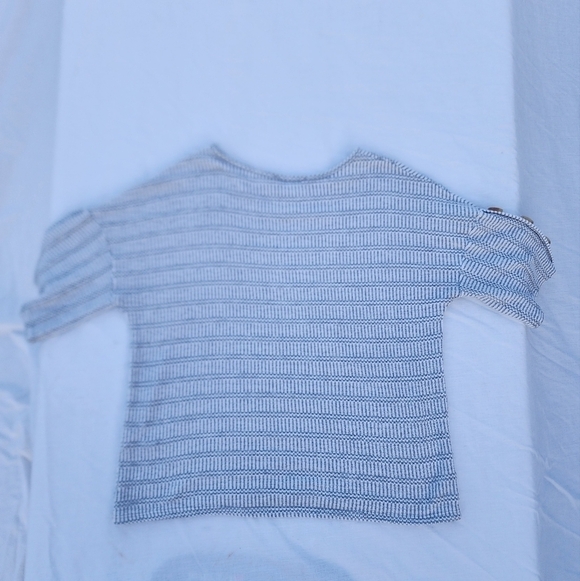 Super soft and comfortable side button short sleeve by gyft. Size medium - Picture 2 of 8